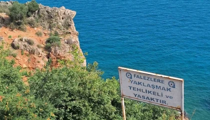 Çit ve uyarı tabelasını dikkate almayıp falezlere çıkan gençler ölüm atlayışları yapıyor