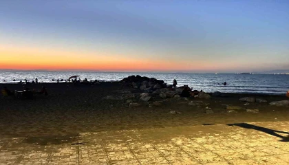 Denize atlarken kayalıklara çakıldı