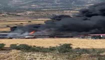 Depoda yangın çıktı, gökyüzünü kara dumanlar kapladı