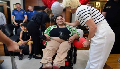 Devriyede gördükleri Zozana bayram sürprizi: Hayalini kurduğu akülü sandalye gerçek oldu