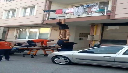 Doğalgazla intihar teşebbüsünü ihbar etti, balkondan atlayıp canına kıymaya kalktı