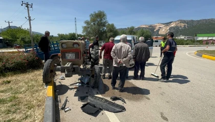 Eğirdirde traktör ile otomobil çarpıştı: 3 yaralı