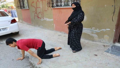 Enesin tekerlekli sandalyesi çalındı şimdi emekleyerek geziyor