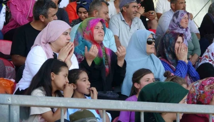 Eşler, çocuklar sahada kadınlar tribünde