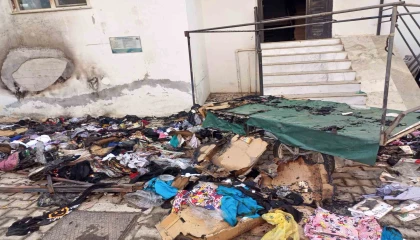 Evinin önündeki tekstil ürünleri tezgahı küle döndü