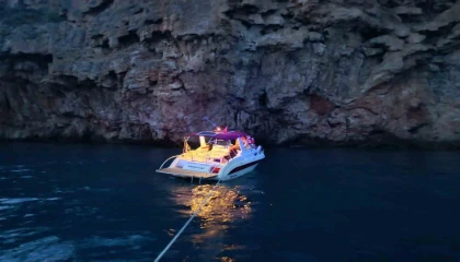 Falezlere doğru sürüklenen tekne son anda kurtarıldı