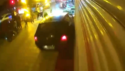 Freni boşalan otomobil iş yerine çarptı: O anlar kamerada