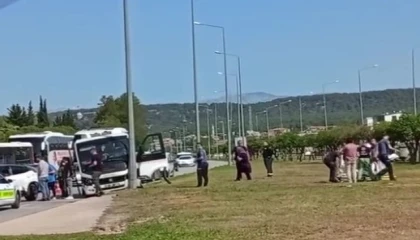 Freni patlayan minibüs önündeki araca ve aydınlatma direğine çarptı: 4 yaralı