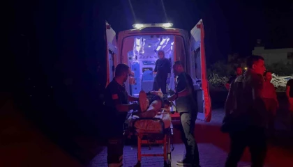 Gazipaşada motosiklet park halindeki otomobile çarptı: 1 ağır yaralı