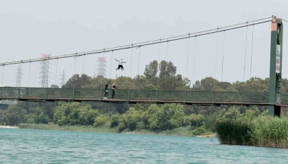 Gençlerden tehlikeli hareketler: Köprünün halatlarına tırmanıp atladılar