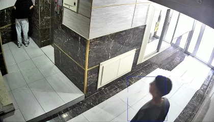 Gençlerin tepki çeken görüntüsü: Biri kamera açısını değiştirdi, diğeri koridorda tuvaletini yaptı