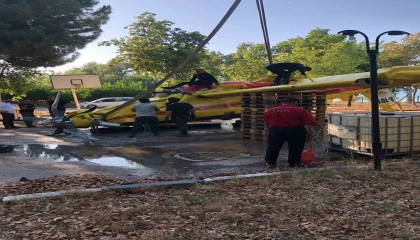 Göle düşen uçağın enkazının çıkartılma görüntüleri paylaşıldı