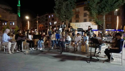 Gölhisarda küçük parmaklar Yörük ezgilerini Batının tınılarıyla buluşturdu