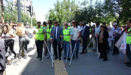 Görme engelliler için yürüyen mimarlar, şehirleri empatiyle tasarlayacak
