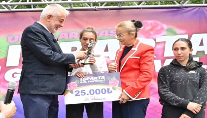 Gül Festivali, gül maratonu halk koşusu ve gül bisiklet yarışı ile renklendi