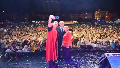 Gül festivalinde sağanak altında Kıraç rüzgârı
