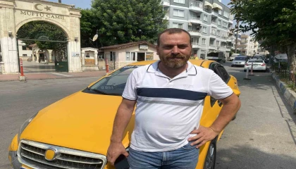 Günün kahramanı taksici: Caddeyi geçip insanların üzerine giden otomobili durdurdu