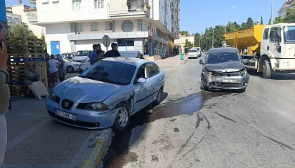 Hafif ticari araç ile otomobil çarpıştı: 1 yaralı