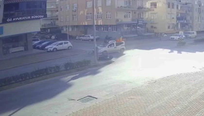 Hafif ticari araçla çarpışan motosiklet sürücüsü ve yolcu ölümden döndü