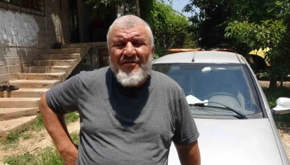 Hastanenin güvenlikçileri, hatalı park ettiğini ileri sürdükleri aracın önünü kesti