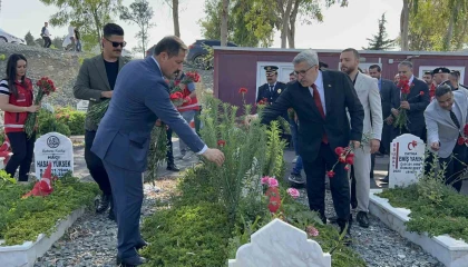 Hatayda bayram arefesinde depremlerde ölenlerin mezarları ziyaret edildi