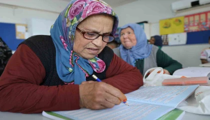 Hepsi torun sahibi: Adanalı ninelerin okuma azmi