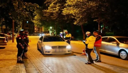 Ispartada gece uygulaması: 1 saatte 43 şahıs ve 15 araç denetlendi