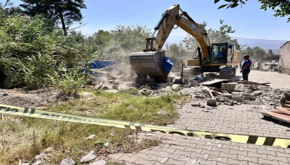 Kaçak yapı yıkımında gerginlik: 1 yaralı, 2 gözaltı
