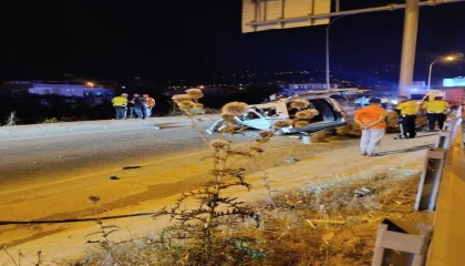 Kahramanmaraşta hafif ticari araç bariyere çarptı: 1 ölü, 1 yaralı