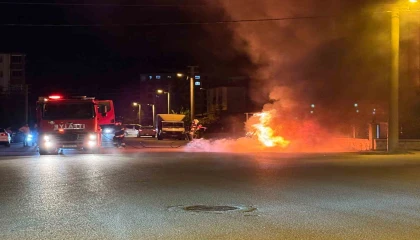 Kahramanmaraşta yanan otomobil hurdaya döndü