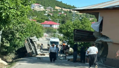 Kamyon eve çarpıp devrildi sürücü hayatını kaybetti