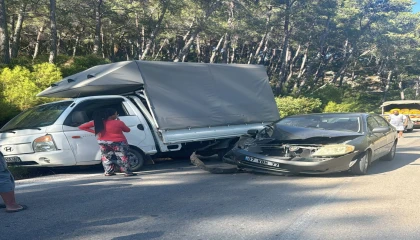 Kamyonete çarpan otomobil sürücüsü hayatını kaybetti