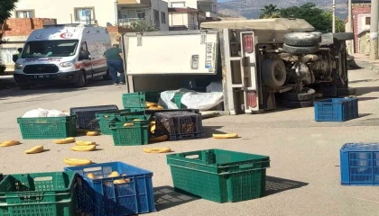 Kamyonetler çarpıştı, sürücülerden biri yaralandı