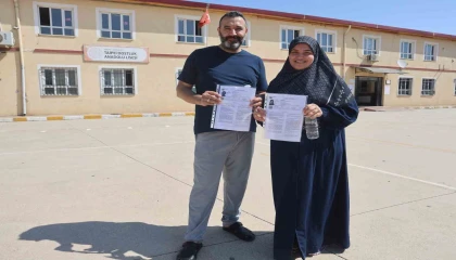 Karı, koca çift el ele girdikleri sınav merkezinde yan yana sınıflarda üniversite hayali için ter döktüler