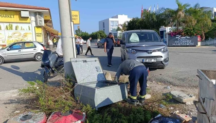 Kaza yapan araçlar elektrik panosu devirdi