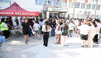 Kemer Belediyesinden LGSye giren öğrencilere su ve şeker