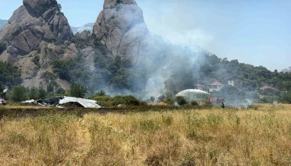 Kemerde çalılık alanda yangın