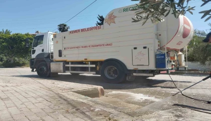 Kemerde çöp konteynerleri dezenfekte ediliyor