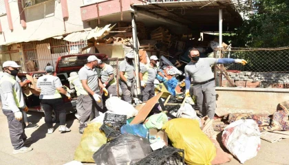 Kepezde çöp apartman operasyonunda 20 kamyon çöp tahliye edildi