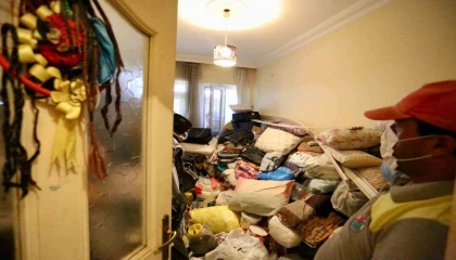 Kepezde çöp ev operasyonunda 2 ayrı evden 8 kamyon dolusu çöp çıktı