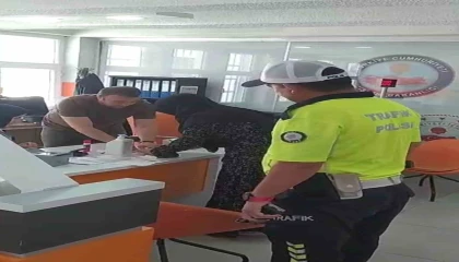 Kimliğini unutan öğrencinin imdadına polis yetişti, son dakika gelen sınava alınmadı