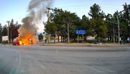 Kontrolden çıkan otomobil önce refüje, sonra tıra çarpıp alev aldı: 1 ağır yaralı