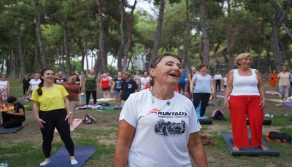 Konyaaltılılar keman dinletisi eşliğinde yoga yaptı