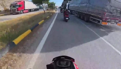 Korna çalınmasına sinirlendi, tırı motosikletlerin üzerine sürdü