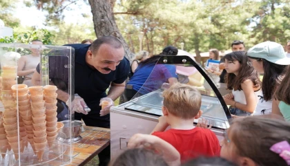Kotandan çocuklara karne hediyesi dondurma ikramı