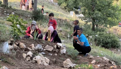 Köy sakinleri mezarlıkta buluşup dua etti