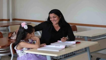 Kübalı gelin, annesi ve kızıyla Türkçe öğrenmeye başladı