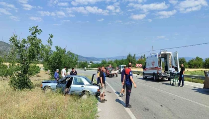 Lastiği patlayan otomobil yoldan çıktı: 1 yaralı