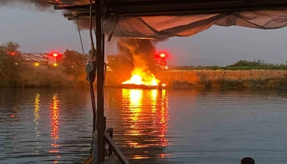 Manavgat Irmağında fiber balıkçı teknesi alev alev yandı