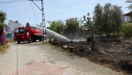 Manavgatta araçtan atılan sigara bahçede yangın çıkardı